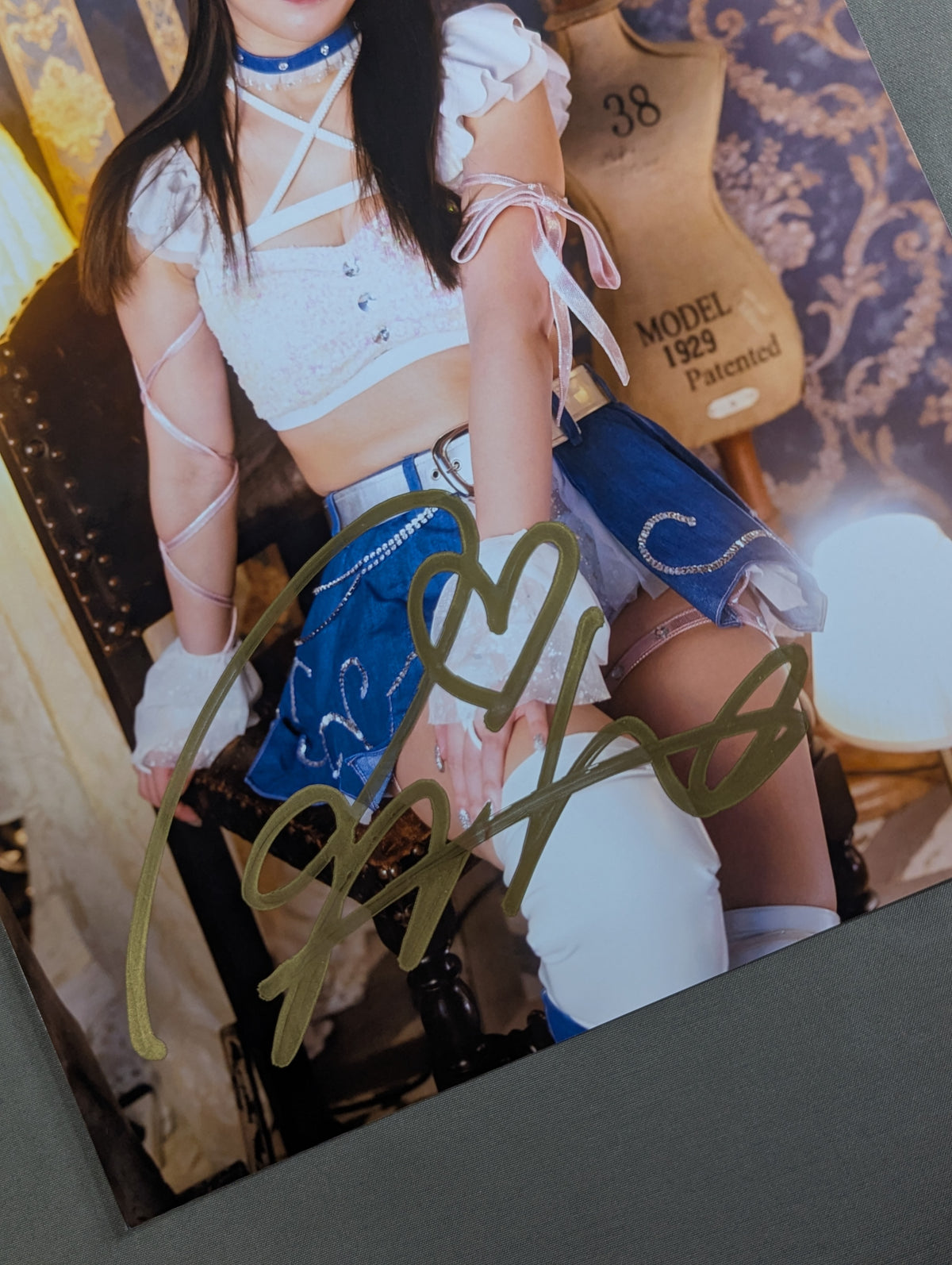 里歩(りほ) 直筆サイン入り ポートレート(C-9)