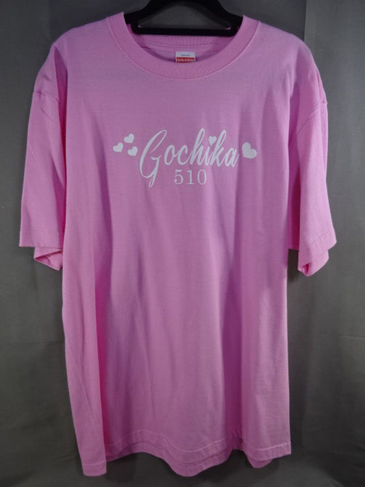 後藤智香「Gochika 510」Tシャツ(ピンク)
