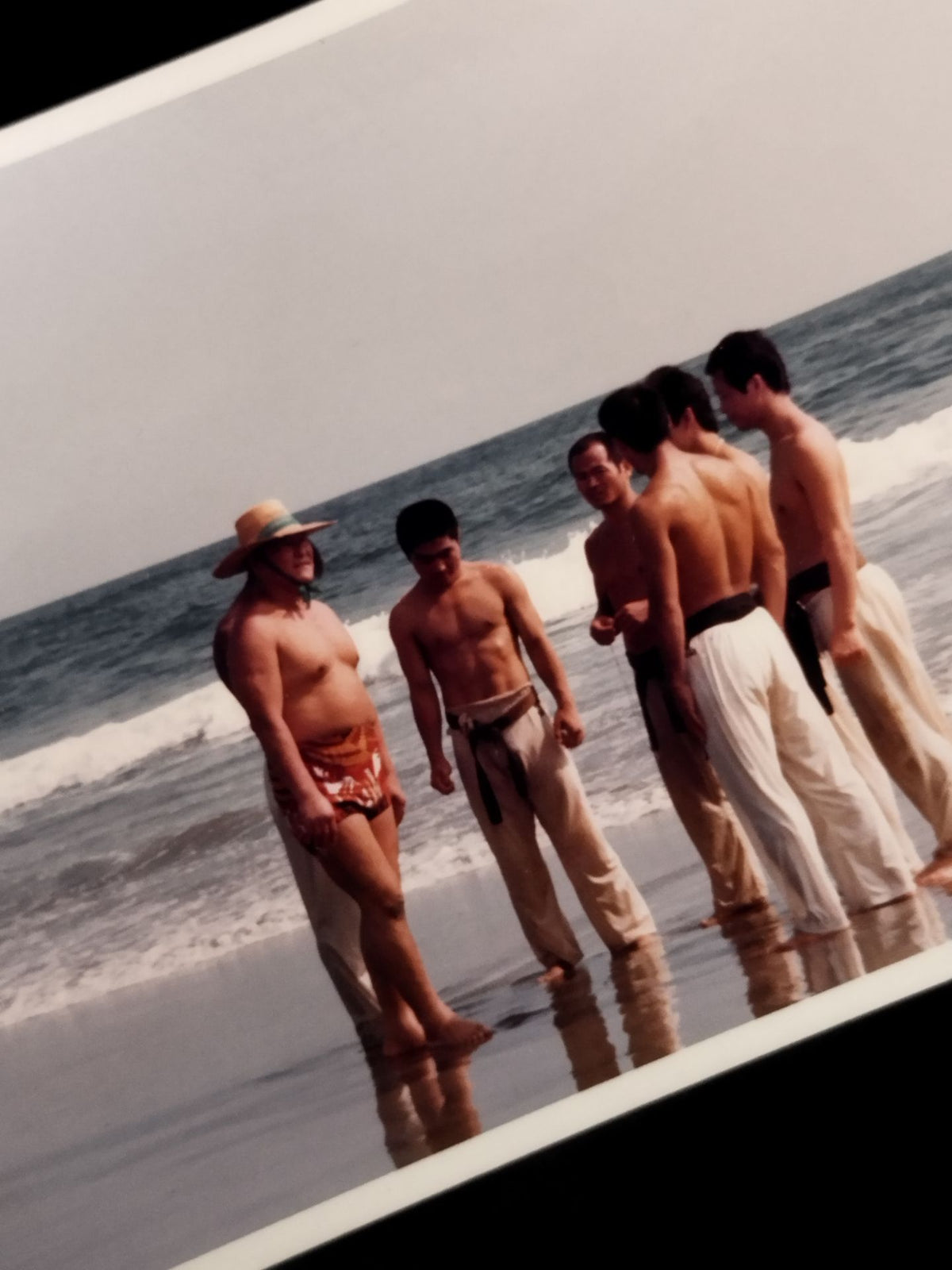 大山倍達 砂浜で弟子達と 写真