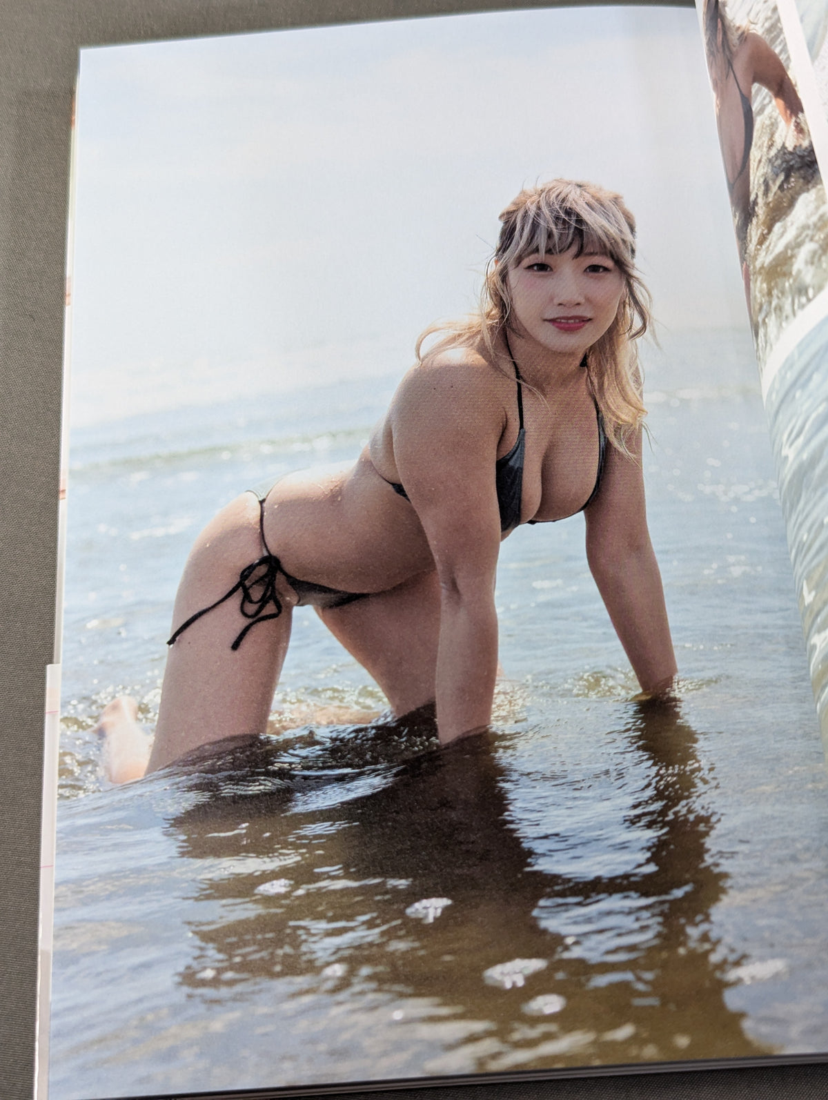 ウナギ・サヤカ1stフォトエッセイ 逆査定、解禁。