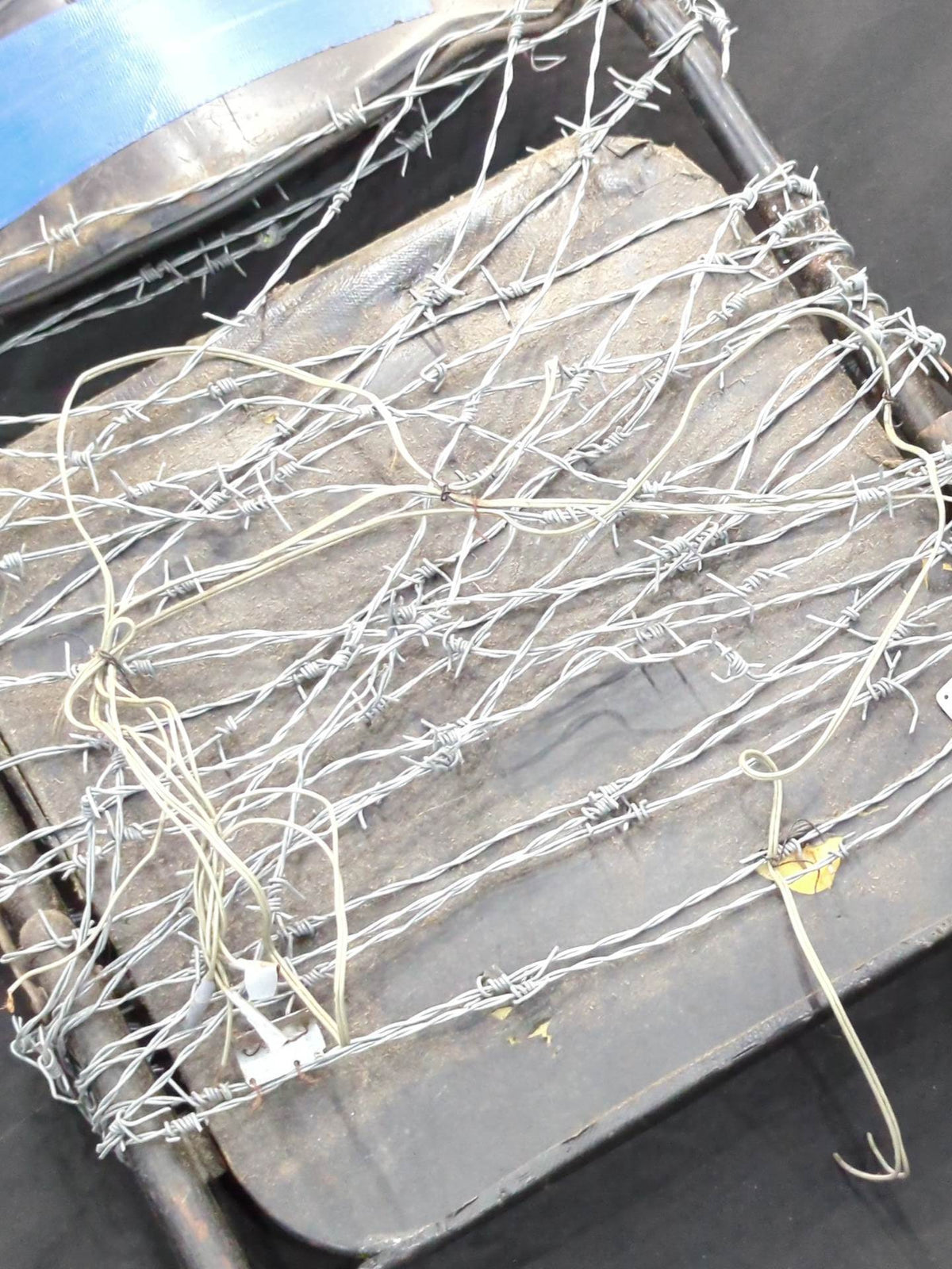 ★ Super fireworks Pro Wrestling worn by him ★ Barbed Wire Chair with Electric Wire