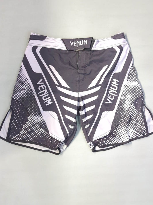 VENUM ファイトショーツ①(黒×白)