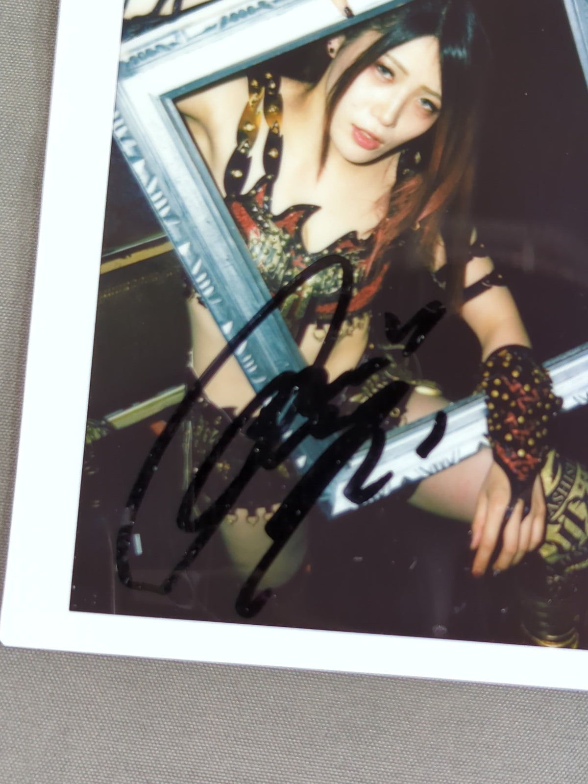 Utami Hayashishita  hand signed autograph  Cheki (E-3)