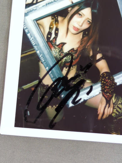 Utami Hayashishita  hand signed autograph  Cheki (E-3)