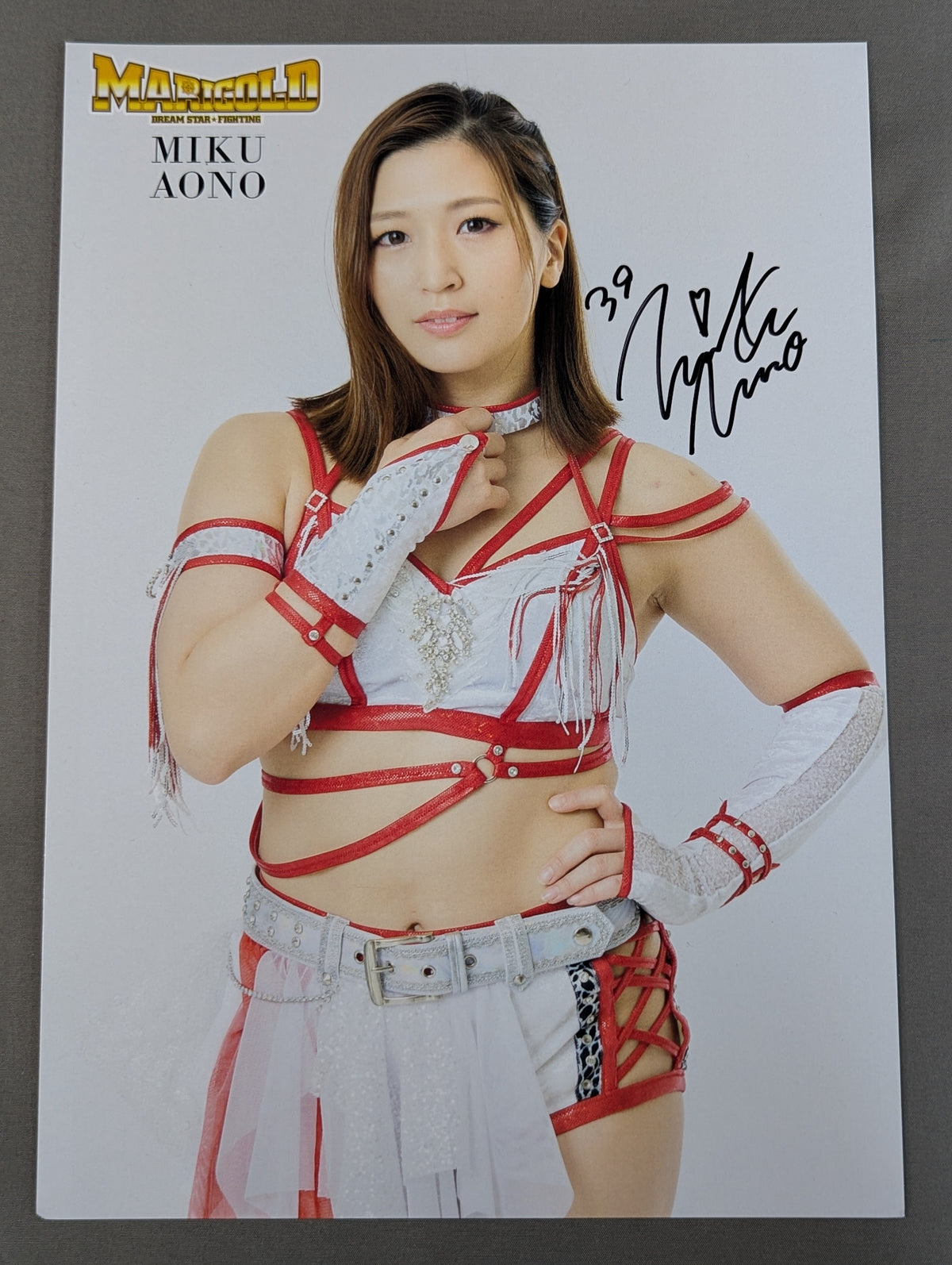 Miku Aono  hand signed autograph Pro-Photo (G-2)