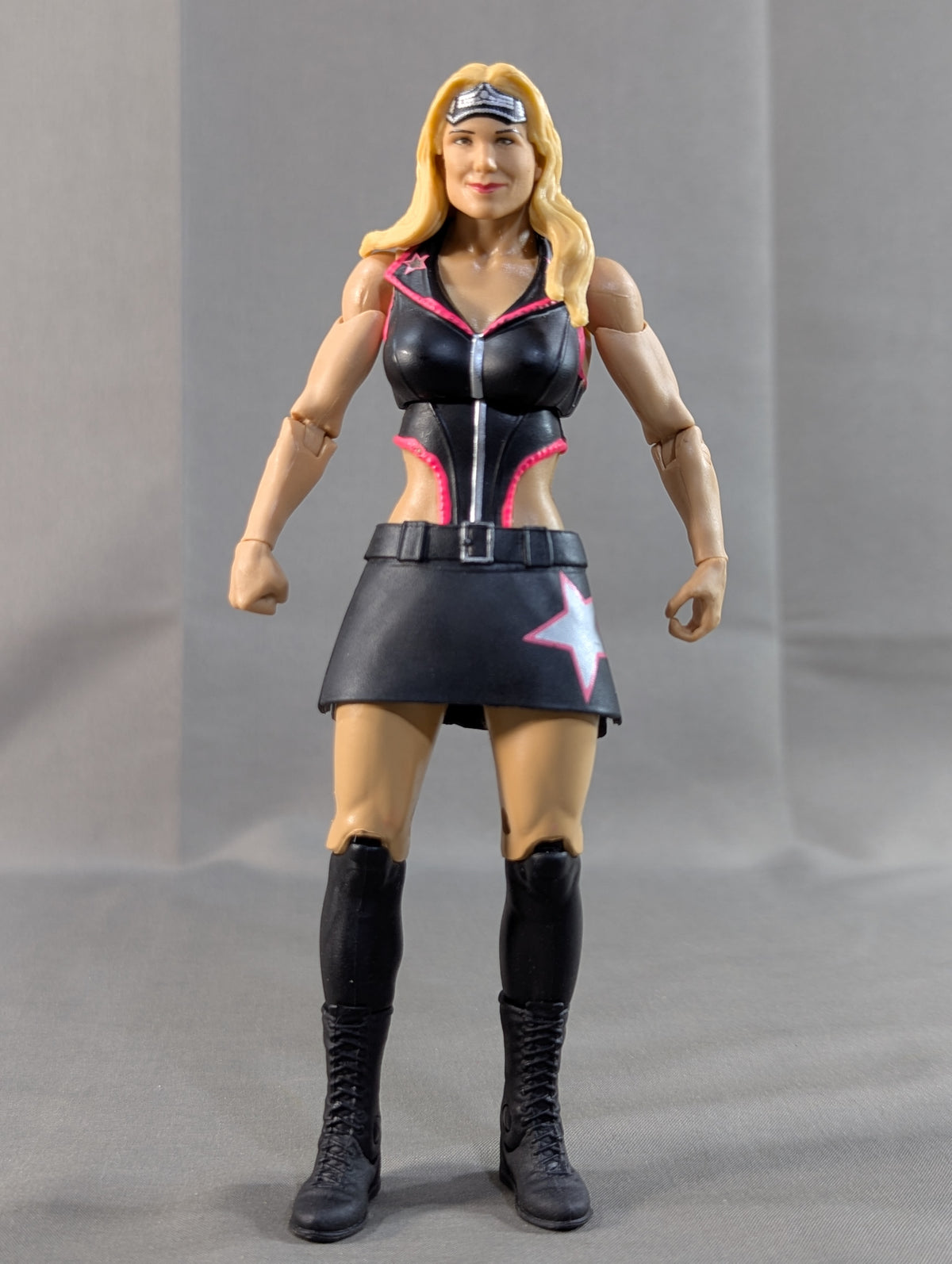 Beth Phoenix (black×pink costume)