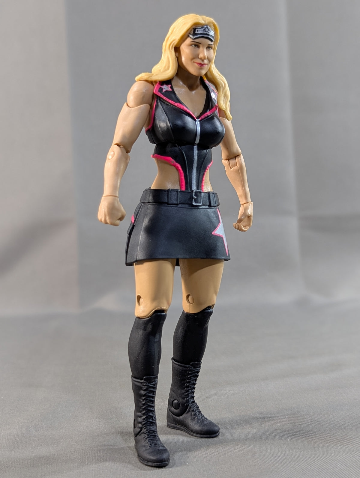 Beth Phoenix (black×pink costume)