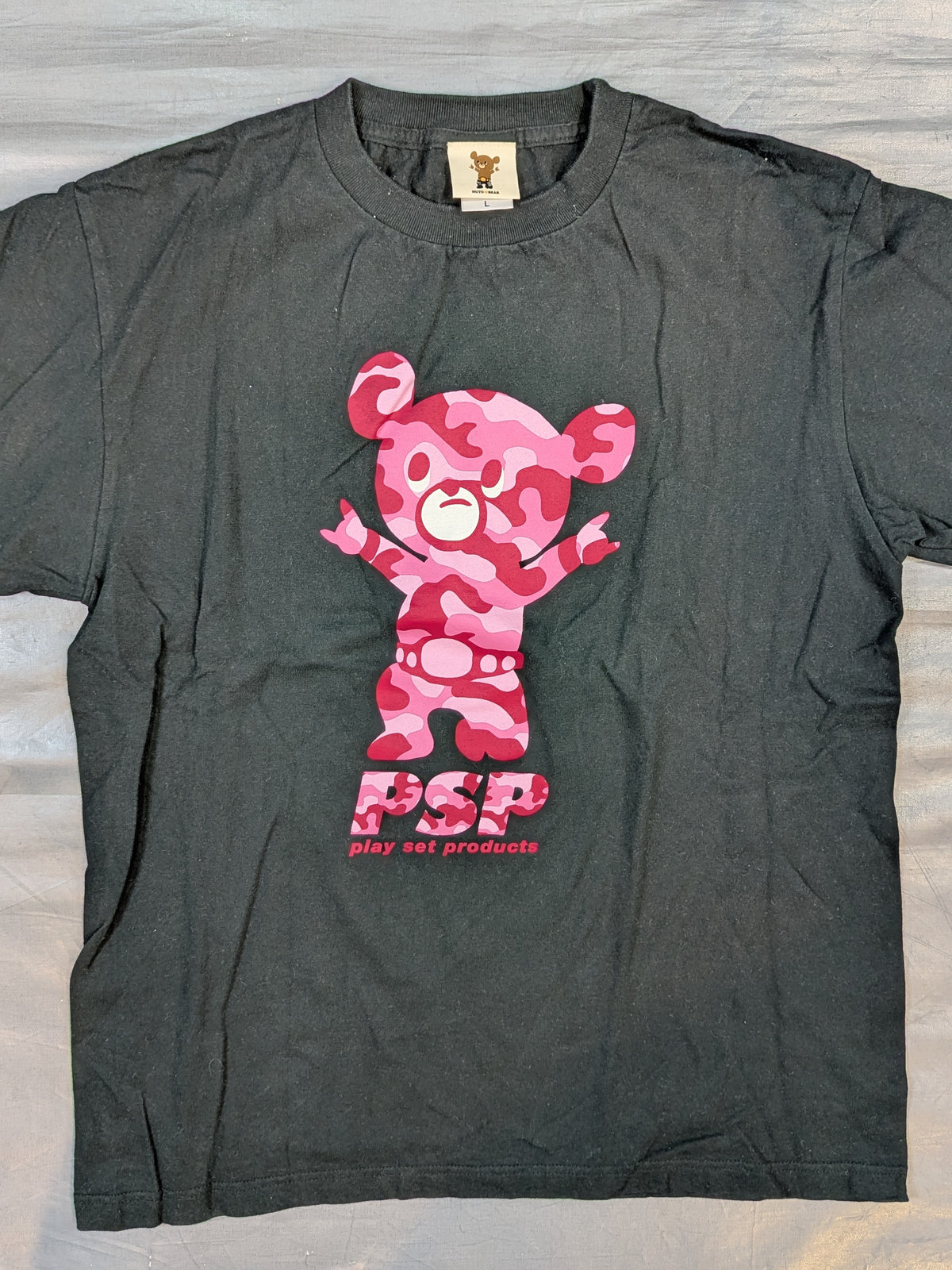 武藤敬司「武藤ベアー」Tシャツ②(プロレスLOVE / ブラック×ピンク迷彩)
