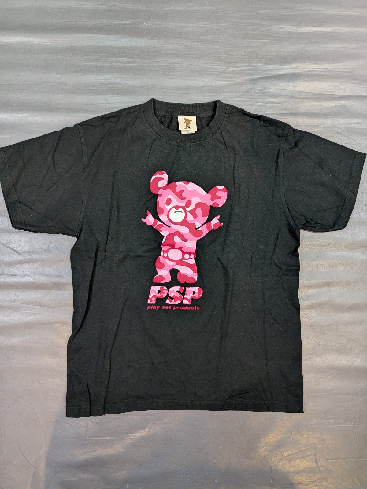 武藤敬司「武藤ベアー」Tシャツ②(プロレスLOVE / ブラック×ピンク迷彩)