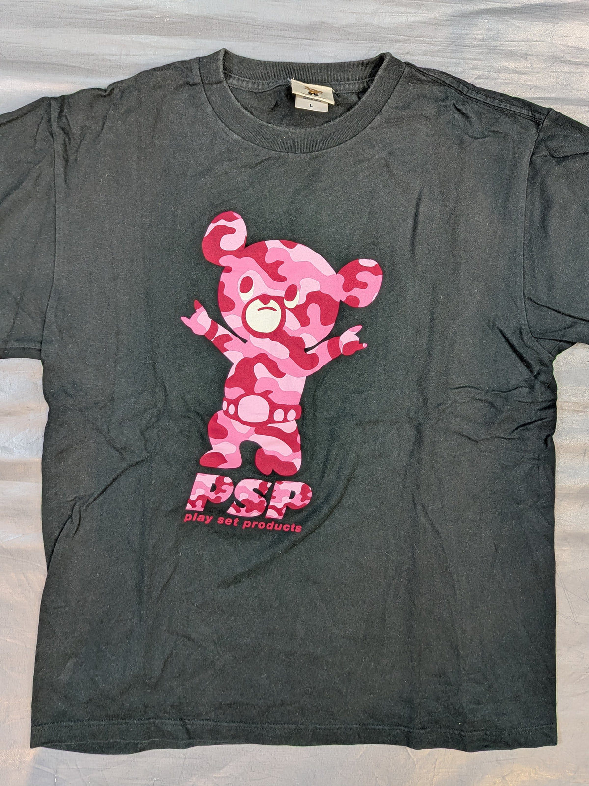 武藤敬司「武藤ベアー」Tシャツ③(プロレスLOVE / ブラック×ピンク迷彩)