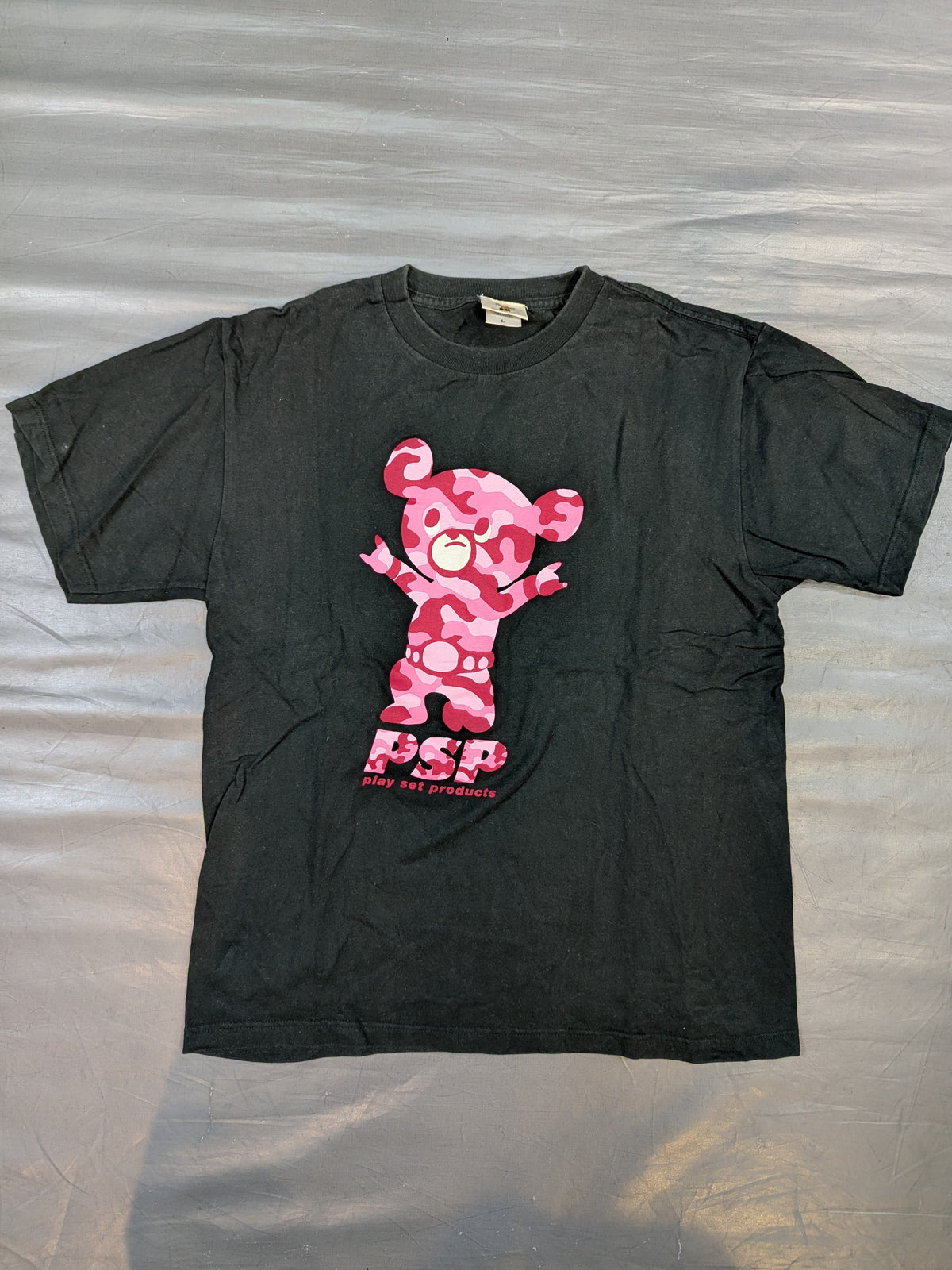 武藤敬司「武藤ベアー」Tシャツ③(プロレスLOVE / ブラック×ピンク迷彩)