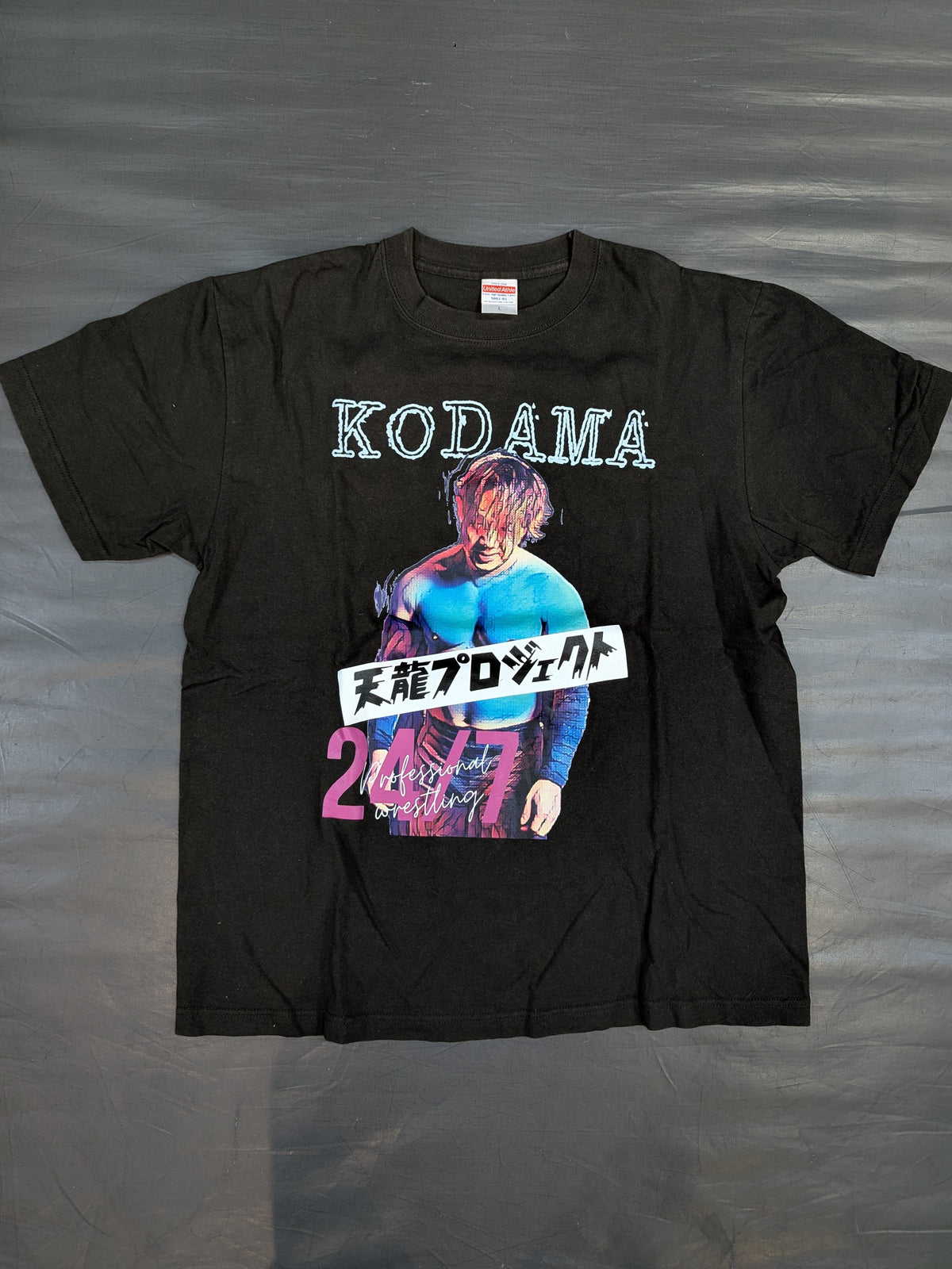 児玉裕輔「天龍プロジェクト」ピクチャーTシャツ(ブラック)